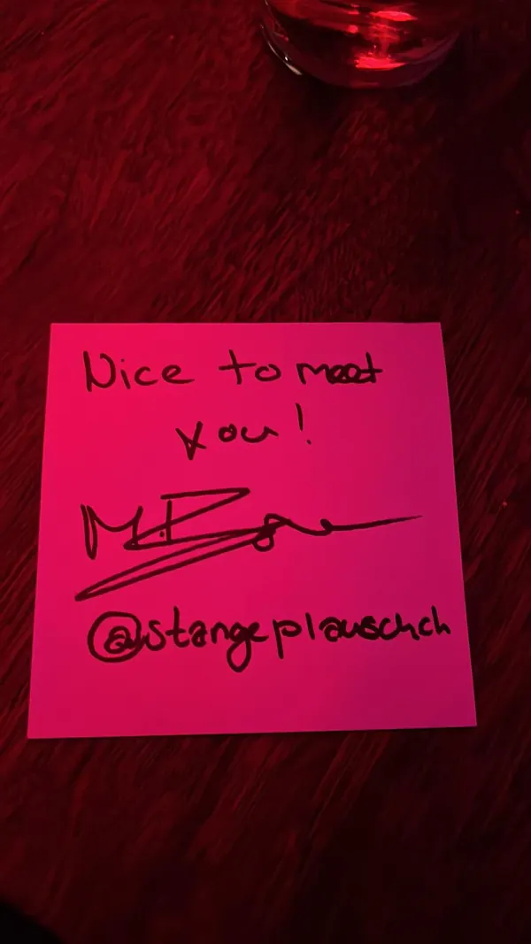 Pinker Zettel mit der Aufschrift «Nice to meet you!» und einer Unterschrift.